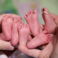 Mulher que nasceu sem útero dá à luz a trigêmeos idênticos depois de realizar um transplante uterino inédito na história da medicina 