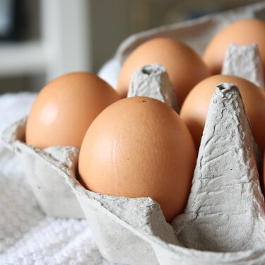 La verdadera razón por la que debes conservar los huevos en la nevera aunque en el supermercado no estén refrigerados 