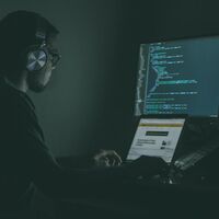 El timo de la DGT se reinventa: aún te puede llegar un intento de estafa, pero no tiene por qué ser una multa falsa