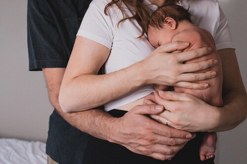 Los brazos de mamá y papá son el mejor lugar para tu bebé: no malcrían ni malacostumbran