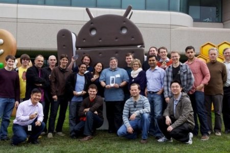 Steve Wozniak recoge su nuevo Galaxy Nexus y su camiseta de Android 4.0 en el campus de Google