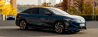 Primer contacto con el Volkswagen ID.7: mejores impresiones y promesa de 700 kilómetros de autonomía eléctrica, claves del regreso de Volkswagen a las grandes berlinas