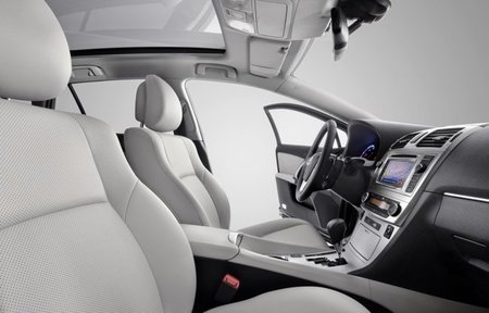 Toyota-Avensis-2012-interior-04