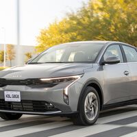 Tu próximo Kia K3 sedán no tendrá tanta potencia, pero será más barato y eficiente; la versión hatchback será la más potente
