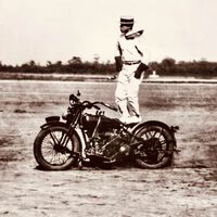 Hace 70 años un japonés empezó a hacer cascos para obreros revolucionarios. Tanto que hoy los llevan hasta en MotoGP