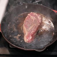 Si la carne suelta agua cuando la echas en la sartén no culpes al carnicero: el problema está en cómo la cocinas