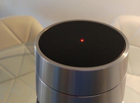 Detalle del panel táctil superior y del LED de carga/funcionamiento