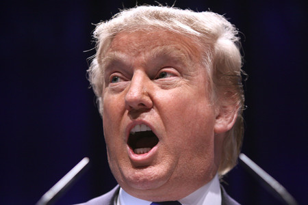 Trump sigue su cruzada contra Google, y ya no importa cuántas veces la empresa le desmienta