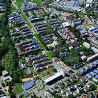 O colapso da dependência elétrica: como a cidade mais verde da Europa reescreveu as regras urbanas criando casas que produzem a própria energia   