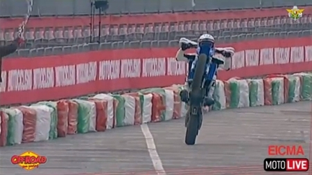 Supermotard en los exteriores del Salón de Milán 2012: espectáculo en movimiento en el EICMA
