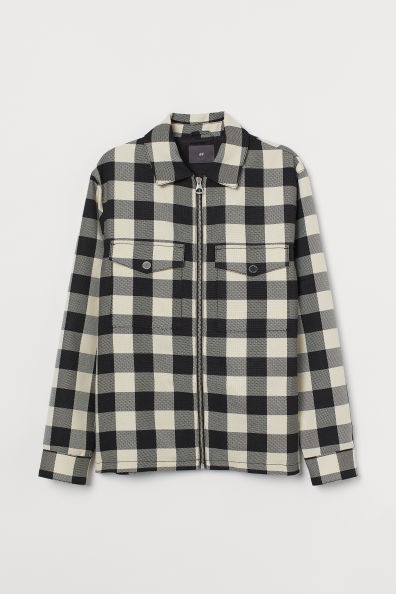 Chaqueta camisera con cuello, cremallera delante y bolsillos superiores con solapa y botón de presión. Puños con abertura y botón de presión, y bajo recto. Forrada. Confeccionada con poliéster parcialmente reciclado.