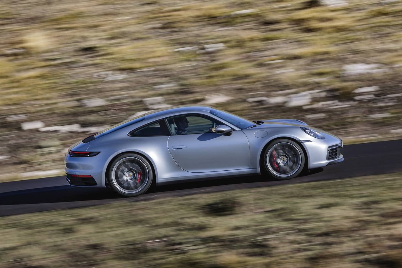 Nuevo Porsche 911: 450 CV y 308 km/h de deportividad clásica para plantar cara a cualquier recién llegado