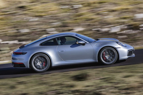 Nuevo Porsche 911: 450 CV y 308 km/h de deportividad clásica para plantar cara a cualquier recién llegado
