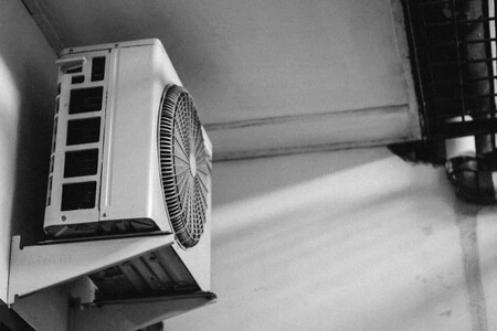 Expertos En Climatizacion Instan A Guardar El Agua Del Aire Acondicionado Es Agua Destilada Que Sirve Para El Jardin O El Hogar