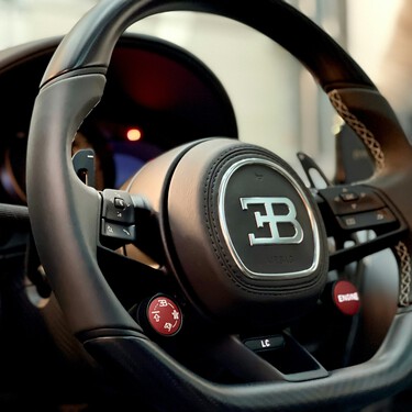 Bugatti decidió no poner altavoces en un coche de 4 millones de euros. En su lugar, aplicó una técnica de 1881 convirtiendo el interior en una caja de música. Y funciona 