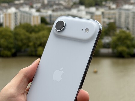Bajo ese relieve se encuentran prácticamente todos los componentes del iPhone Air | Imagen: Xataka