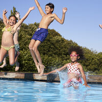 Estas son las principales infecciones que pueden contraer los niños en las piscinas: qué hacer para prevenirlas