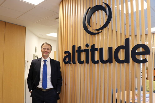 "Con servicios en la nube, cualquier empresa puede ofrecer un servicio de calidad a sus clientes": Entrevista a Julio Pérez vicepresidente de Altitude Software