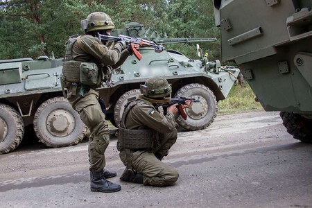 Ukrainian National Guard Soldiers Take Cover Behind 7f5fd6 1024