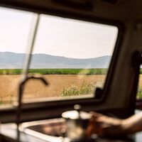 “Puede ser más grande que algunos pisos de Madrid”: así es vivir en una autocaravana de siete metros cuando tienes trabajo, pero no puedes pagar un alquiler