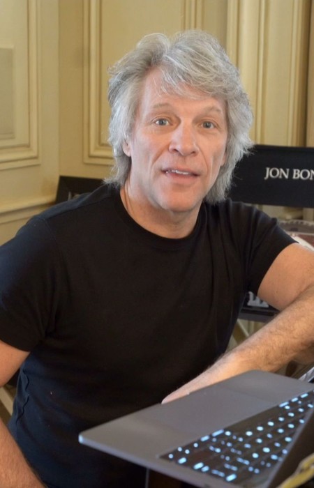 Bon Jovi muestra como 'it's su life' en la mansión de 36 millones en la que vive: jolín con el macarrita