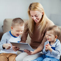 Si eres familia monoparental, estas son las ayudas estatales y autonómicas de las que puedes beneficiarte en 2021