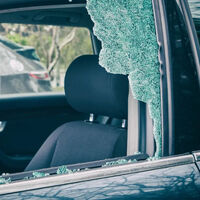 Un bombero explica la única forma de romper la ventana del auto con la cabecera si te quedas atrapado