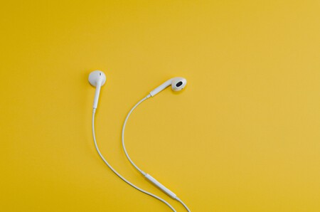 Los EarPods ya no se incluirán en la caja de los iPhone de Francia: una nueva ley da la razón a Apple y permite eliminarlos