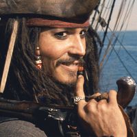 Quizás no lo has notado, pero el sombrero de Johnny Depp en Piratas del Caribe es de goma. El actor tiene la culpa de ello