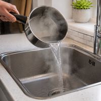 Los expertos coinciden: tirar agua hirviendo por el fregadero para desatascarlo es un error 