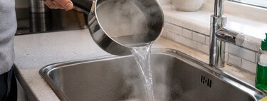 Los expertos coinciden: tirar agua hirviendo por el fregadero para desatascarlo es un error 