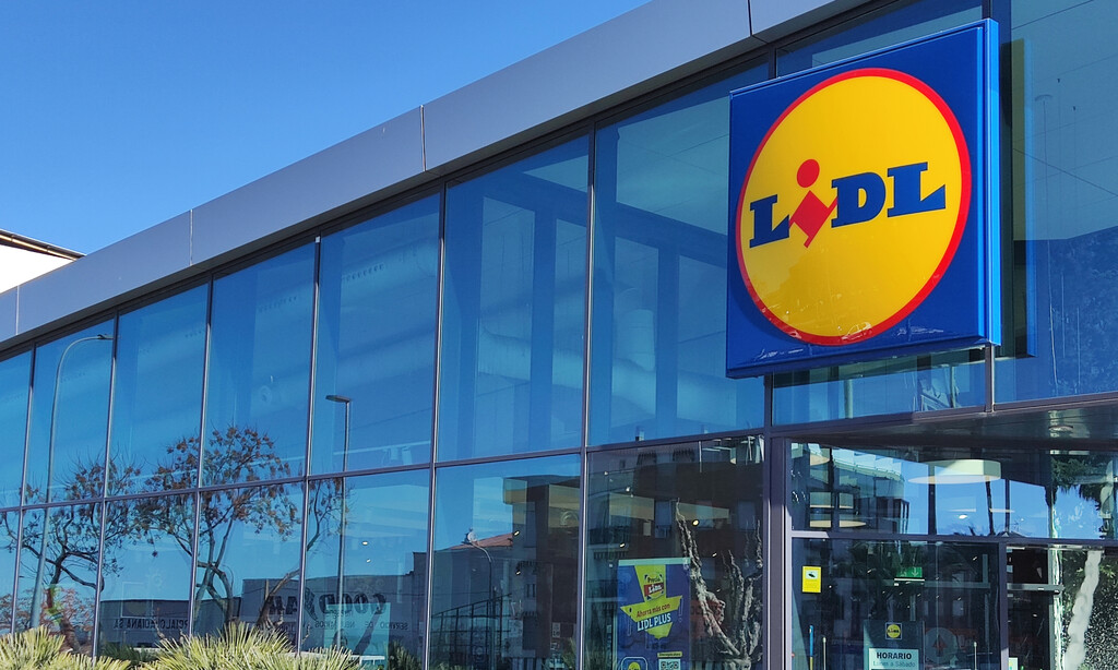Lidl tiene un toldo sombrilla más barato que el de Ikea para tu jardín o terraza: por menos de 20 euros y fácil de instalar 