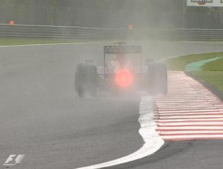 Jarno Trulli es el más rápido en una sesión pasada por agua