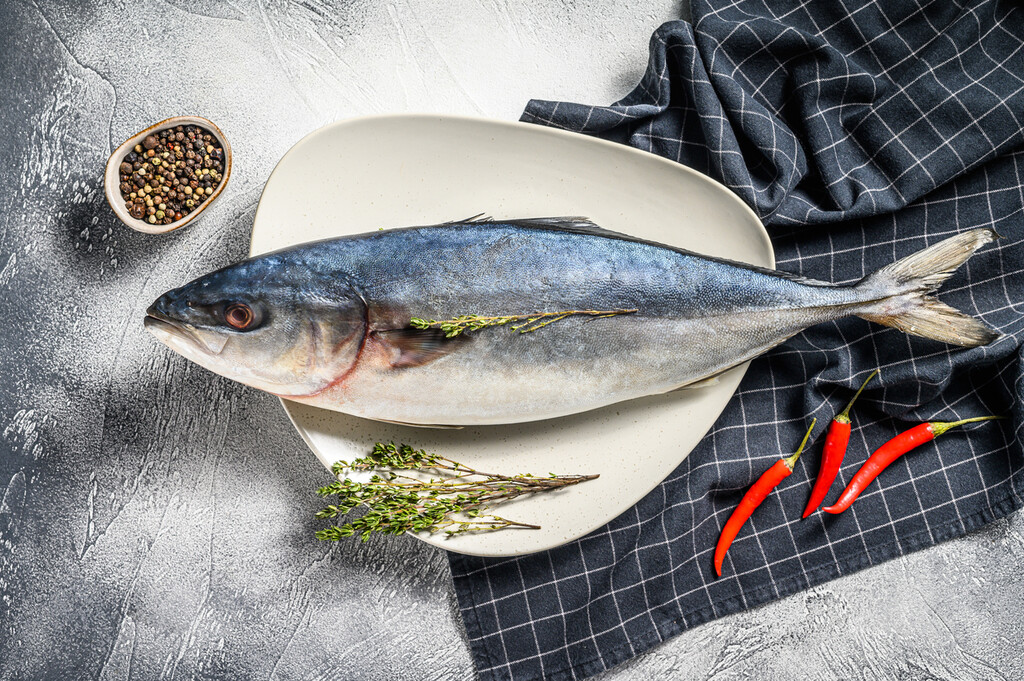 Pez limón o lecha, un sabrosísimo pescado azul tan versátil como el mejor atún: qué es y cómo aprovecharlo en la cocina