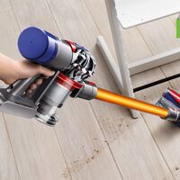 Chollazo en Carrefour en el aspirador sin cables Dyson V8 Absolute: no te vas a creer su precio final