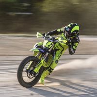 Valentino Rossi no desconecta ni en vacaciones: dirt-track con su Yamaha YZ450F y hasta con un Corvette de 700 CV