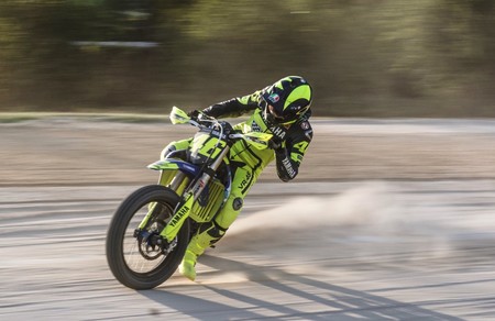 Valentino Rossi no desconecta ni en vacaciones: dirt-track con su Yamaha YZ450F y hasta con un Corvette de 700 CV