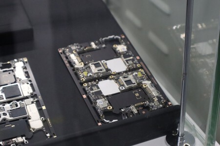 Si alguna vez te habías preguntado cómo es la placa base de un HONOR Magic V5, es así | Imagen: Xataka