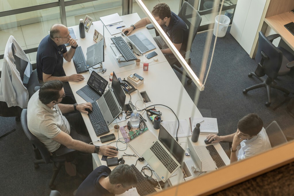 La IA prometía reducir la jornada laboral de los empleados. Por el momento ya ha conseguido tres horas libres a la semana