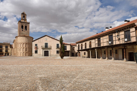 Plaza del Real, en Arévalo, Ávila, donde destaca el carácter de los soportales y la Iglesia de Santa María.