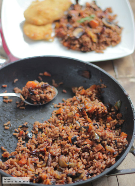 Guarnición de arroz rojo con verduras. Receta sin gluten