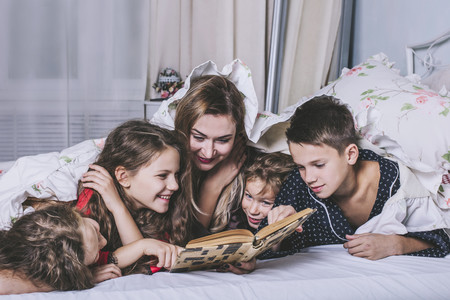 Nueve títulos de novelas juveniles para regalar estas Navidades