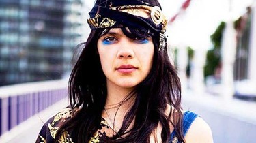 ¿Qué tal una de Bat For Lashes con Beck? Pues aquí tienes 'Under The Indigo Moon'