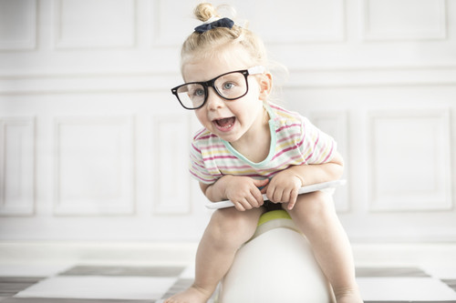 No es cierto que en verano los niños deban dejar el pañal: señales que te indicarán si está preparado