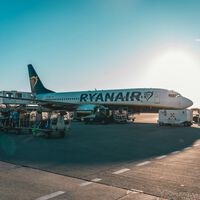 Ryanair cobra extras casi hasta por respirar. Ahora también cobrará un suplemento a quien se porte mal durante el vuelo
