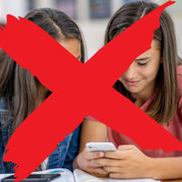 EE.UU. quiere marcar la tendencia global con una decisión que divide a los expertos: prohibir los móviles en las aulas escolares