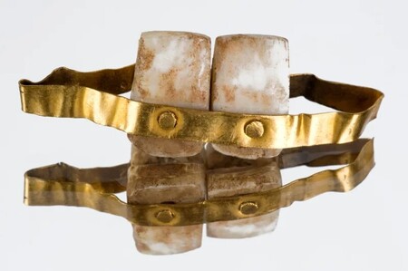 Estos son los dientes postizos más antiguos (y también los más caros)