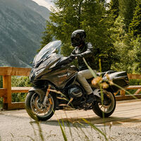 La nueva BMW R 1250 RT estrena un diseño más afilado, más equipamiento y el cuadro de mandos digital para los mismos 136 CV