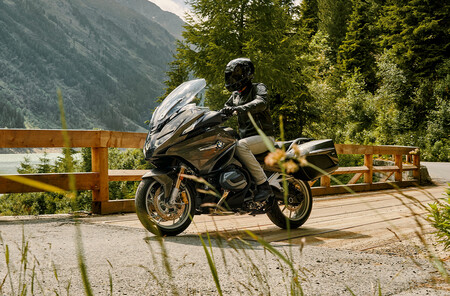 La nueva BMW R 1250 RT estrena un diseño más afilado, más equipamiento y el cuadro de mandos digital para los mismos 136 CV