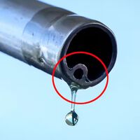 Un ingeniero puso un agujero en la manguera de gasolina hace 80 años. Su idea sigue salvando millones de litros de combustible cada día 